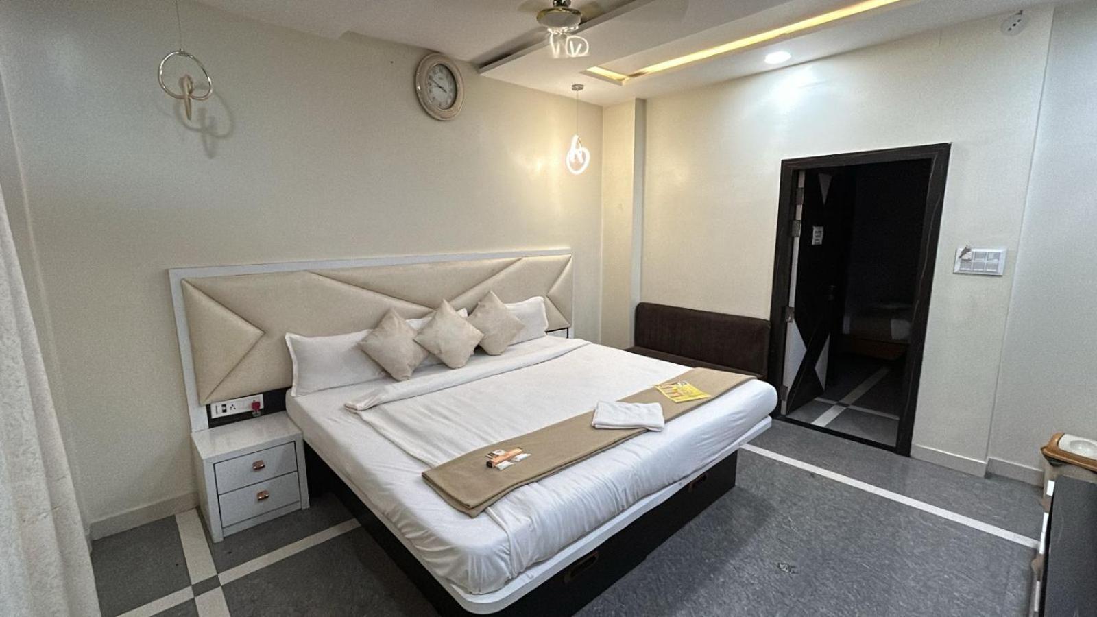 Hotel Empire Ujjain Dış mekan fotoğraf